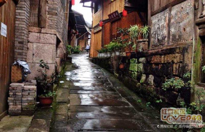 在鄞市人大代表昨向大会报到